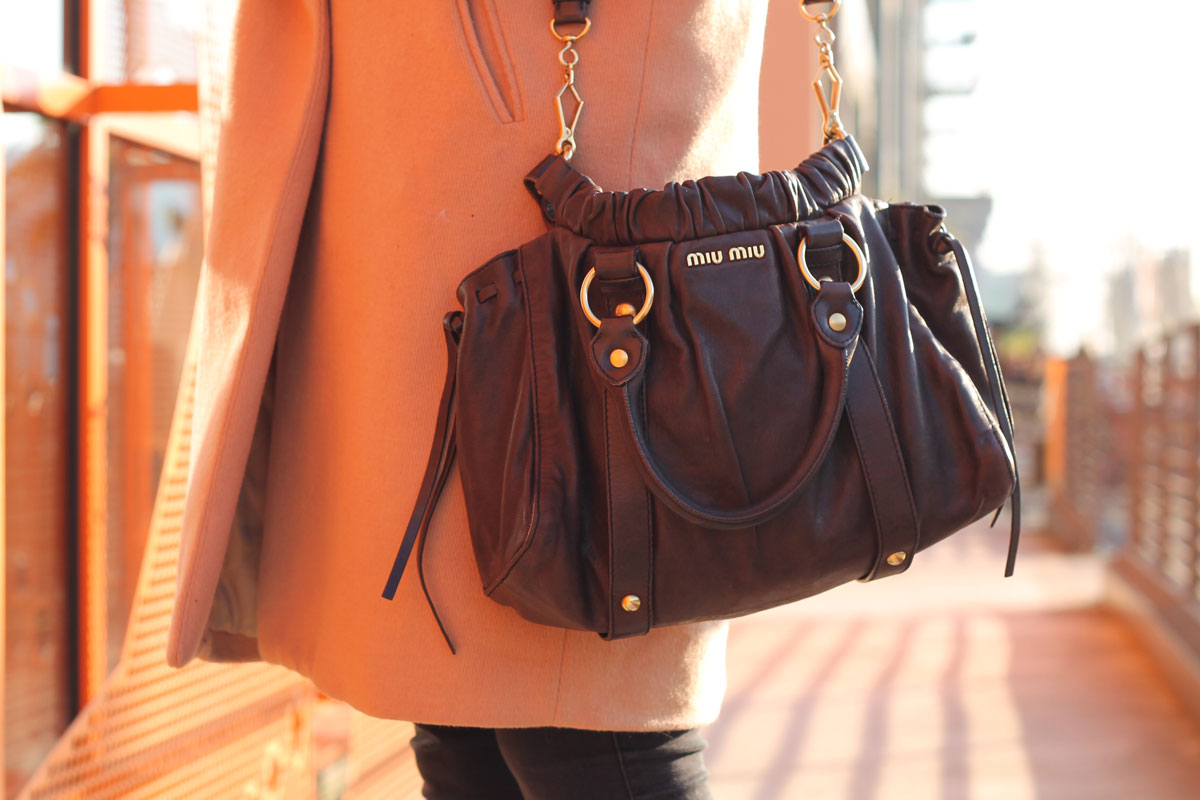 Zoom-sac-miumiu-marron-elygypset